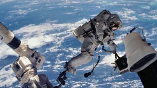 Astronautas en el espacio