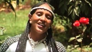 ድምፃዊት እቴነሽ ግርማ