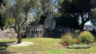 Entrada para a vila naturista