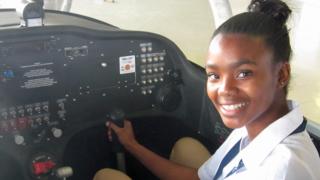 Agnes Keamogetswe Seemela, 15 ans, étudiante sud-africaine, assise dans un avion.