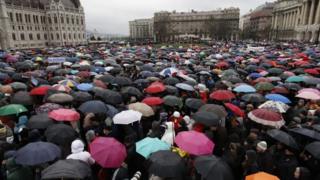 Thousands of protesters join striking teachers in Budapest (15 March 2016)