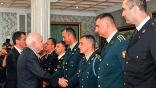 Джон Маккейн и черногорские военные