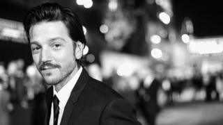 Foto en blanco y negro de Diego Luna.