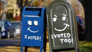 Два окрашенных почтовых ящика в Денвере, штат Колорадо, в 2012 году