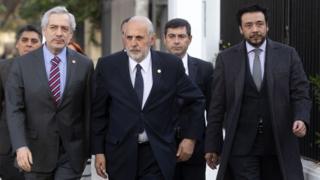 El fiscal nacional de Chile, Jorge Abott, flanqueado por los fiscales regionales Raúl Guzmán (izquierda) y Emiliano Arias (derecha).