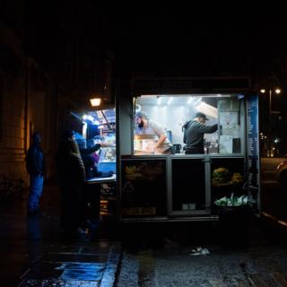 Vendiendo comida callejera