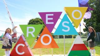 Makaila a Tegan o Lwyncelyn, Y Rhondda yn croesawu pobl i faes Eisteddfod yr Urdd 2017