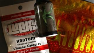Kratom en pastillas y líquido.