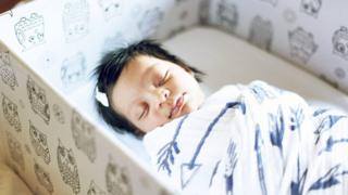 Bebê dorme em caixa