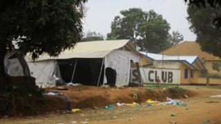 Abari mu myiyerekano bateye ivuriro rya Ebola batwara intebe n'imeza