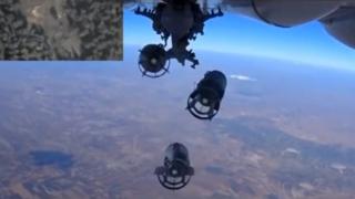 ロシア国防省が5日に公開した同国空軍機によるシリア空爆の写真(写真左上は爆撃地点)