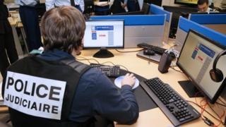 Французские полицейские работают в штаб-квартире платформы отчетности Фарос против киберпреступности