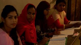 রাজশাহীর একটি ভোটকেন্দ্রে কয়েকজন পোলিং এজেন্ট