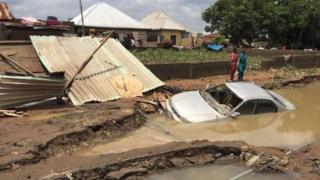 Une voiture piégée dans une rue submergée par les eaux à Suleja