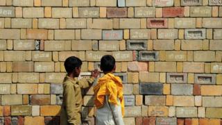 'श्रीराम' असं लिहिलेल्या विटा मंदिराच्या बांधकामासाठी गोळा करण्यात आल्या आहेत.
