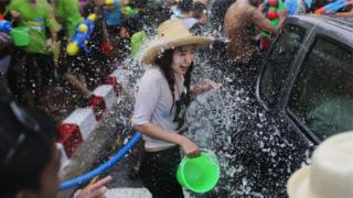 Songkran, Thái Lan, quấy rối tình dục