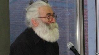 رادوفان كراديتش عندما كان متنكراً