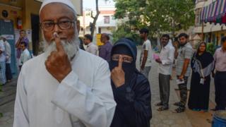 ভোট দিয়ে বেরুচ্ছেন এক মুসলিম দম্পতি (ফাইল ফটো), মে, ২০১৯