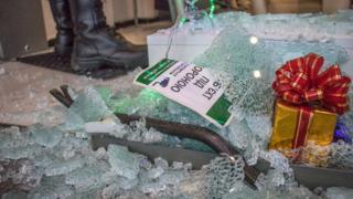 Розбиті вітрини магазину