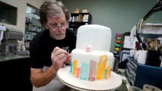 Джек Филлипс украшает торт в своем магазине. Фото: 21 сентября 2017 г.