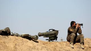 боец Демократических сил Сирии (SDF), состоящих в основном из курдов