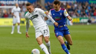 Connor Roberts a Gwion Edwards