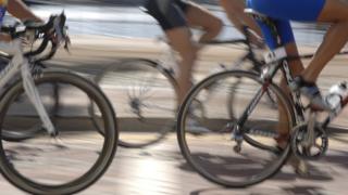 Personas montando bicicleta