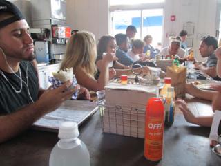 Repelente de mosquitos en una mesa de Coyo Taco