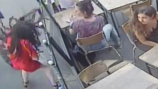 Imagem de homem atacando uma mulher na França capturada por câmera de segurança.