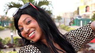 Hema Malini apprécie particulièrement la culture hindoue. Elle vit de spéctacle de danse hindoue et nous invite dans son univers.