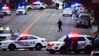 Polis, saldırı girişimi ardından Comet Ping Pong pizza restoranının etrafını kuşattı.