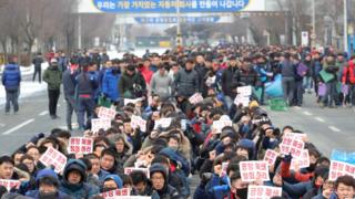 한국GM 노조원들이 14일 오전 군산공장에서 공장 폐쇄 철회를 촉구하고 있다