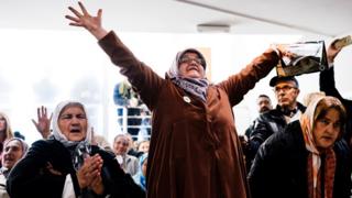 Srebrenitsa'da Mladiç'in mahkûmiyetini kutlayanlar elleri hava sevinçlerini gösteriyor.