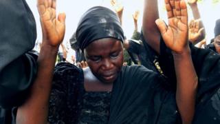 Bintu Bitrus, la mère de Godiya, une des écolières chibok disparues, pleure en levant les mains avec d'autres parents pour prier pour la libération de leurs filles.