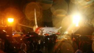 انزلقت "بوينغ 737" عن المدرج تحت المطر وانشطرت إلى قسمين بعد هبوطها في مطار كاليكوت
