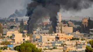 Abantu ibihumbi n'ibihumbi bamaze guta izabo mu buraruko bwa Syria mu gihe ingabo za Turukiya zibandanya ibitero ku ba kurde