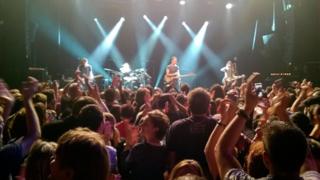 Sting cantando en Bataclan con la sala llena.