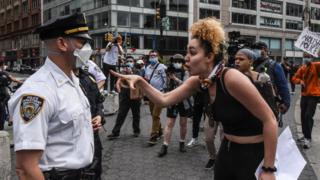 Столкновения протестующих с полицией во время митинга против гибели Миннеаполиса, жителя Миннесоты Джорджа Флойда от рук полиции 28 мая 2020 года на Юнион-сквер в Нью-Йорке.