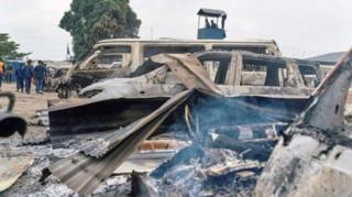 Magari yaliyokuwa yameegeshwa karibu na gereza la Kinshasa yalichomwa moto Jumatano