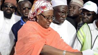 Bi Aisha Buhari akipiga kura wakati wa uchaguzi mkuu nchini humo