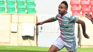 Mansur Çalar futbol oynarken