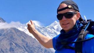Robin Fisher yari arimo kumanuka ava ku gasongero ka Everest ubwo yahubukaga