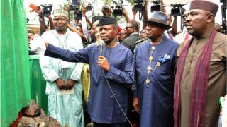 Igbákejì ààrẹ Yemi Osinbajo n ṣi akanṣe iṣẹ kan lẹgbẹ rẹ ni gomina wike ati Rochas Okorocha duro si