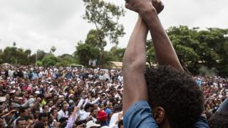 Lors du festival Irreecha, les policiers sont restés à distance et n'ont pas réagi lorsque des jeunes se succédaient sur une scène, croisant les bras au dessus de la tête.