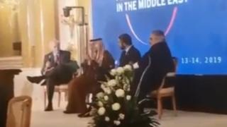 در ویدیویی که از این نشست لو رفته، (از راست) خالد بن احمد آل خلیفه، وزیر خارجه بحرین، عبدالله بن زاید آل نهیان، وزیر خارجه امارات و عادل الجبیر وزیر مشاور امور خارجی عربستان دیده میشوند. این جلسه توسط دنیس راس، از دیپلماتهای کهنهکار آمریکایی اداره شده است.