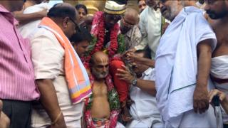 మునివాహన సేవలో భాగంగా మహబూబ్ నగర్ జిల్లాకు చెందిన ఆదిత్య అనే దళిత వ్యక్తిని చిలుకూరు బాలాజి దేవస్థానం అర్చకులు రంగరాజన్ తన భుజాలపై ఎక్కించుకున్నారు.