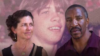 Montaje de Denise y Ronnie Fields con la foto de Bo en el fondo