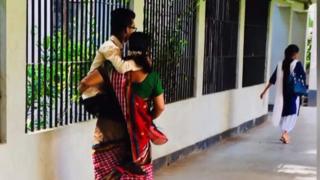 Mãe carrega filho em Bangladesh