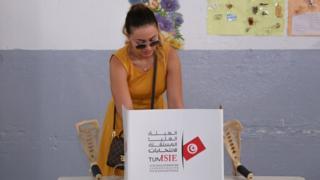 سيدة تونسية تدلي بصوتها في الانتخابات.