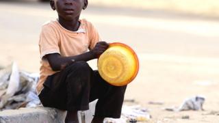 Umwana ari gusabiriza ku muhanda wa Guediawaye mu mujyi wa Dakar muri Senegal, mu kwezi kwa karindwi 2017